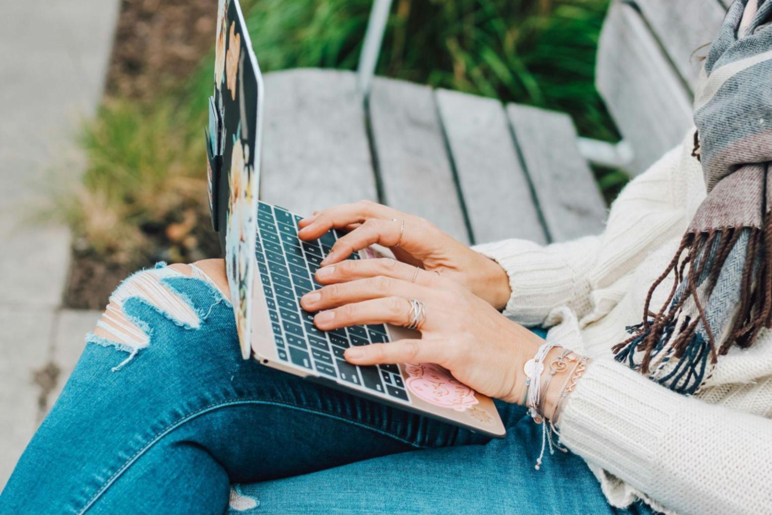 Séance de formation en finances personnelles avec formatrice et apprenants